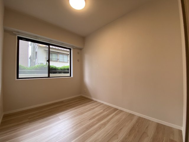 川口原町第２ローヤルコーポの子供部屋|使い勝手のよい洋室4.4帖（間取り図右側上から2番目）。お子様のお部屋や書斎、リモートワークスペースなどライフスタイルに合わせて柔軟に活用できます。明るく心地よい光が差し込み作業も捗る空間です。