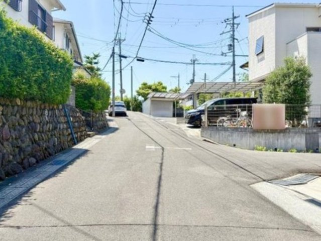 【中古戸建】向日市天神森「西向日駅」2LDKの前面道路含む現地写真