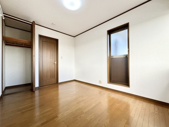 下妻市江 リフォーム物件　の洋室|〇洋室　6帖〇
各居室に収納付きで住みやすさにこだわっています！
2026年9月撮影