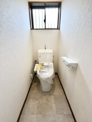 下妻市江 リフォーム物件　のトイレ|〇トイレ〇
新品交換済み、温水洗浄便座です。
2026年9月撮影