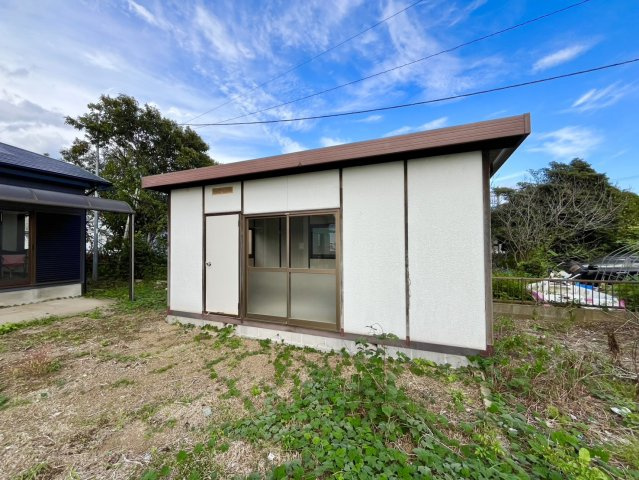 下妻市江 リフォーム物件　のその他|〇物置〇
タイヤやガーデニング用品、掃除道具など、汚れが気になるものも気軽に保管できます！
2026年9月撮影