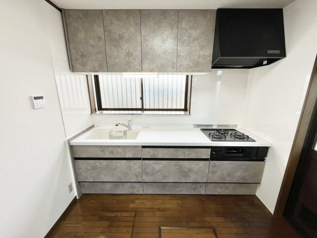 下妻市江 リフォーム物件　のキッチン|〇キッチン〇
 リフォーム済みシステムキッチン♪窓付きで手元は明るく（＾＾）勝手口があるので、買い物帰りやゴミ出しの際に便利です！ 
2026年9月撮影