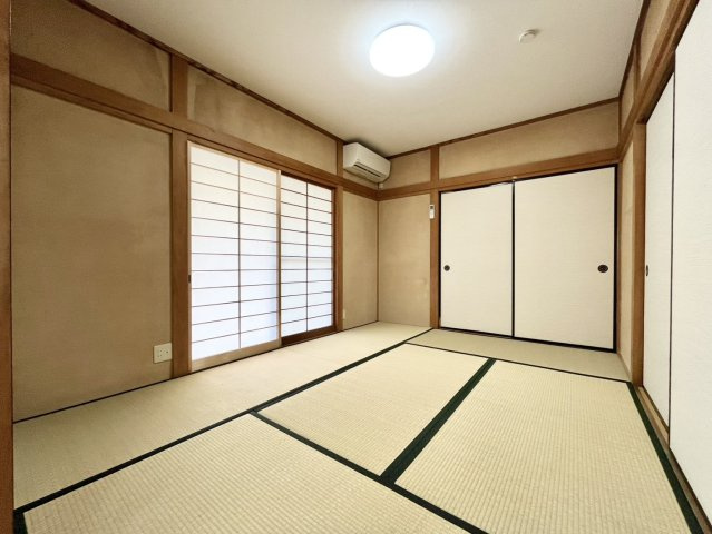 下妻市江 リフォーム物件　の和室|〇和室　6帖〇
リビングに続く広々和室。玄関ホール側にも扉があり、急な来客やお泊りに来られた方へのお部屋としてもご使用いただけます（＾＾）
2026年9月撮影