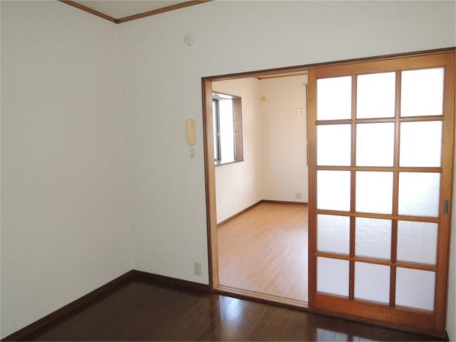 川崎市多摩区菅北浦３丁目のアパートの居間・リビング