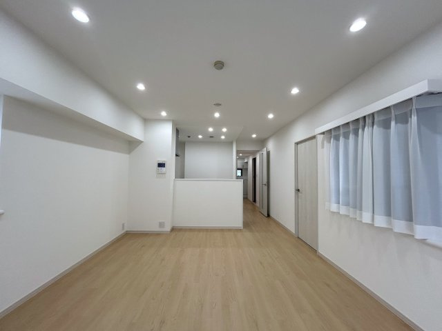 相鉄線もつながり、より便利になった新横浜。都心へのアクセスもストレスなく、毎日快適生活は確実視。あとは仕様だったり立地だったりがお好みに合うか？デス！！な、『ビッグヴァン新横浜』リフォームの居間・リビング|おしゃれなリビングです