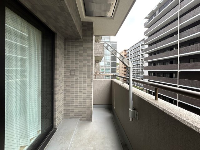 相鉄線もつながり、より便利になった新横浜。都心へのアクセスもストレスなく、毎日快適生活は確実視。あとは仕様だったり立地だったりがお好みに合うか？デス！！な、『ビッグヴァン新横浜』リフォームのバルコニー|暖かな日差しのふりそそぐバルコニー