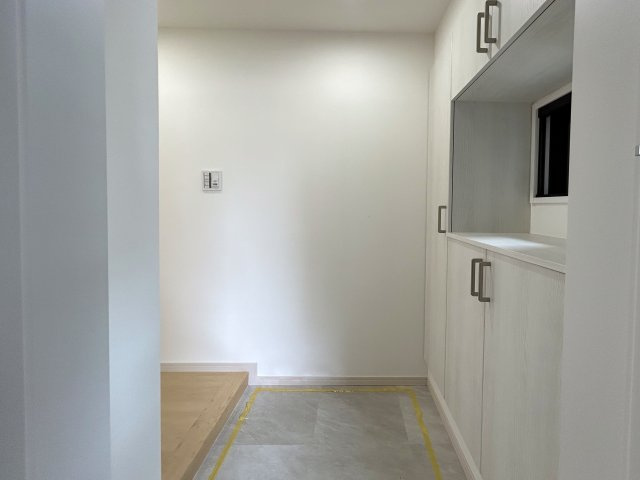 相鉄線もつながり、より便利になった新横浜。都心へのアクセスもストレスなく、毎日快適生活は確実視。あとは仕様だったり立地だったりがお好みに合うか？デス！！な、『ビッグヴァン新横浜』リフォームの玄関|明るい玄関です