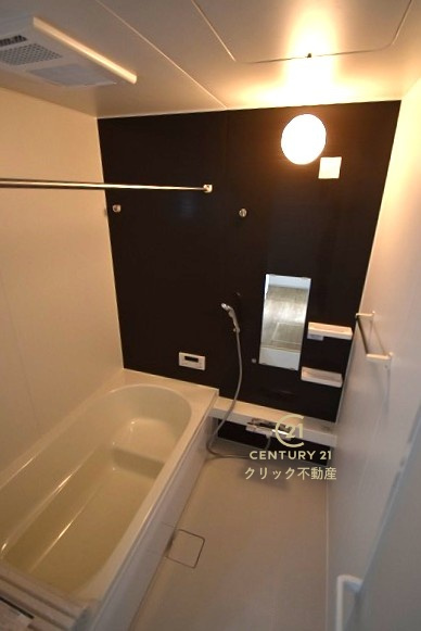 GRACE　水戸市吉沢町　6期 　限定1棟！の浴室|浴槽への出入りが安全な低床タイプのユニットバス。洗い場は滑りにくい速乾床ですので、お子様やご高齢の方にも安心です。自動お湯張りに追焚機能付きのオートバスです。