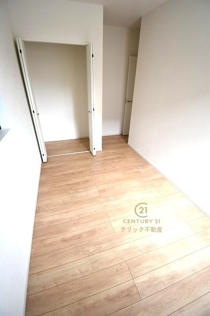 GRACE　水戸市吉沢町　6期 　限定1棟！の洋室|折戸を開くと壁面クローゼット。衣類が横一列に並ぶためひと目で洋服が選びやすい！衣類をたくさんお持ちの方もスッキリ片付きます♪