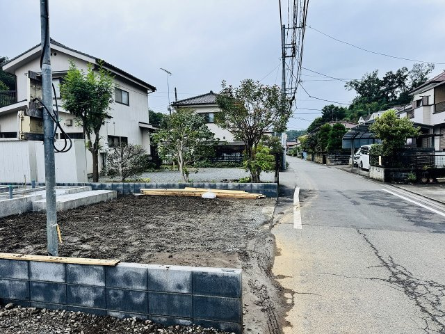 八王子市　大谷町　新築一戸建て　８期の前面道路含む現地写真|～北側4.58ｍ道路に面しています～