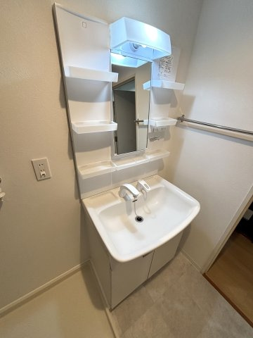 テングッド荒戸の独立洗面台|朝の支度にも助かる、独立の洗髪洗面化粧台
