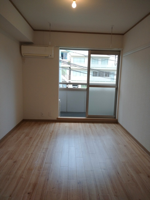 メゾンエーデルワイスの居間・リビング|★明るいフローリング調のお部屋です★
