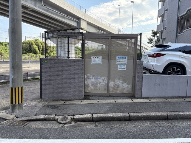 フローレンス八幡駅前グランドアークのその他共用部分|敷地内にゴミステーションを完備！毎日のゴミ出しにも便利な嬉しい共用設備です♪