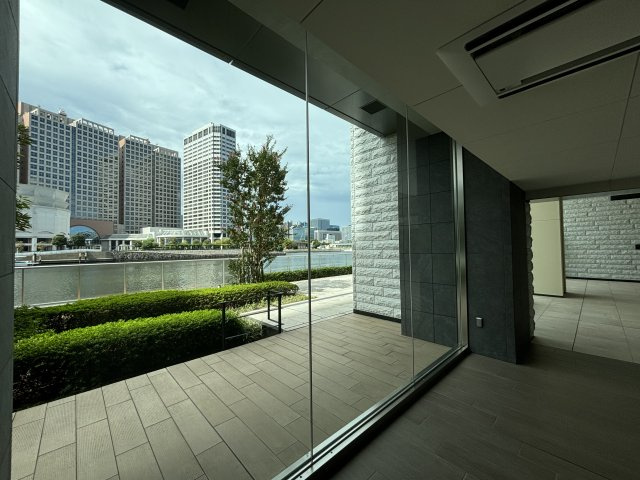 ■外の景色を楽しめるロビー
大きな窓から外の緑や街並みが一望でき、明るく開放的な雰囲気の中でリラックスした時間を過ごせます。