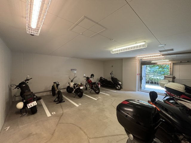 ■便利な駐輪場完備
敷地内に駐輪場が完備され、自転車での移動も便利で、駐輪スペースを気にせず安心して使用できます。