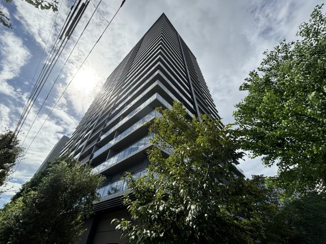 ■ 品川イーストシティタワーの美しい外観
高層階に位置するこの物件は、品川の街並みを一望できるスタイリッシュな外観が特徴です。夜景も楽しめる優れた立地にあります。