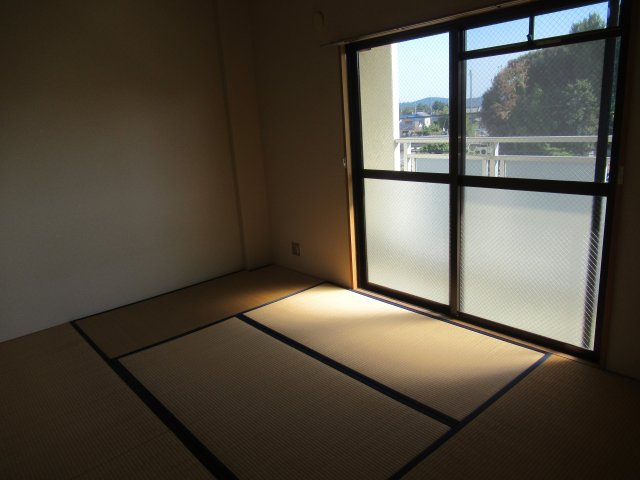 ハイツ西本町の和室