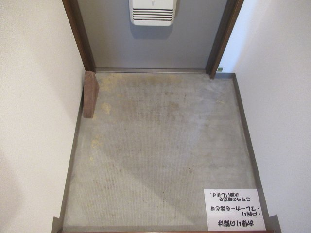 ハイツ西本町の玄関