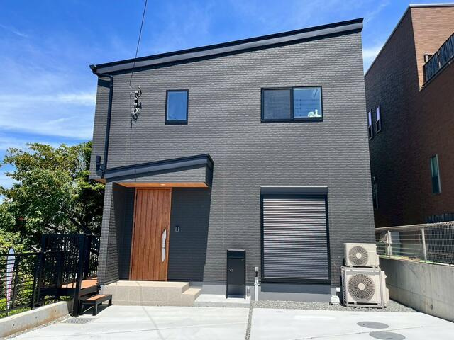 沼津市岡一色の中古一戸建|モダンなブラック外壁と木目調…
