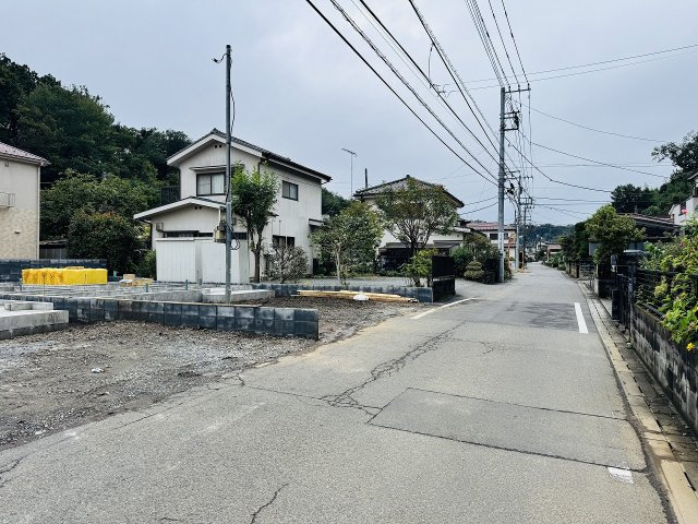 八王子市　大谷町　新築一戸建て　８期の前面道路含む現地写真|～北側4.58ｍ道路に面しています～