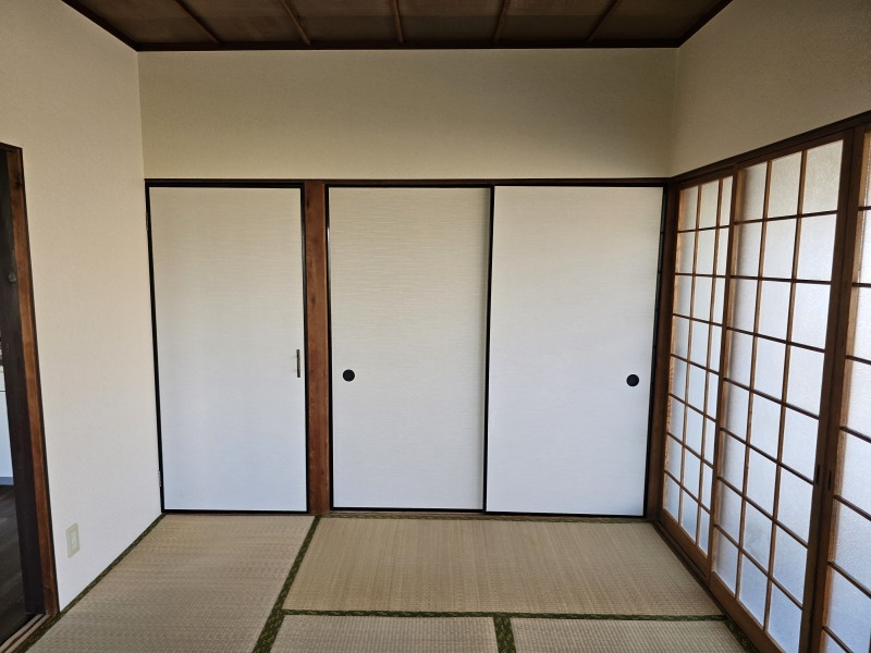 彦根市稲部町の一戸建ての和室|壁一面の押入れです