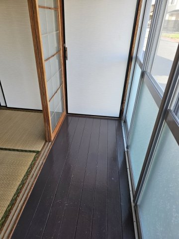 彦根市稲部町の一戸建ての内装|両側に収納がありますよ