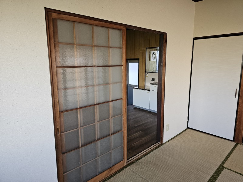 彦根市稲部町の一戸建ての和室|Dkとつながっています