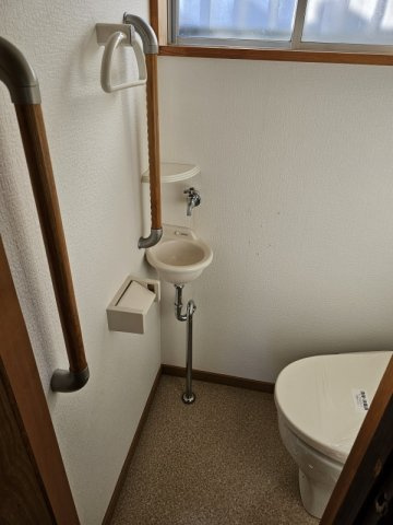 彦根市稲部町の一戸建てのトイレ|小さな手洗いも付いています