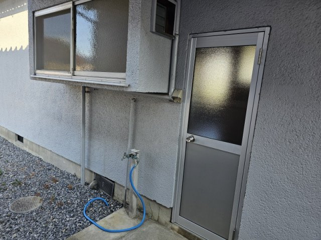 彦根市稲部町の一戸建てのその他|勝手口の横に洗濯機を置いて頂けます。