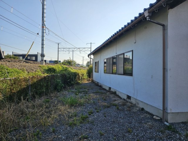 彦根市稲部町の一戸建ての駐車場|家の横に車が停められます