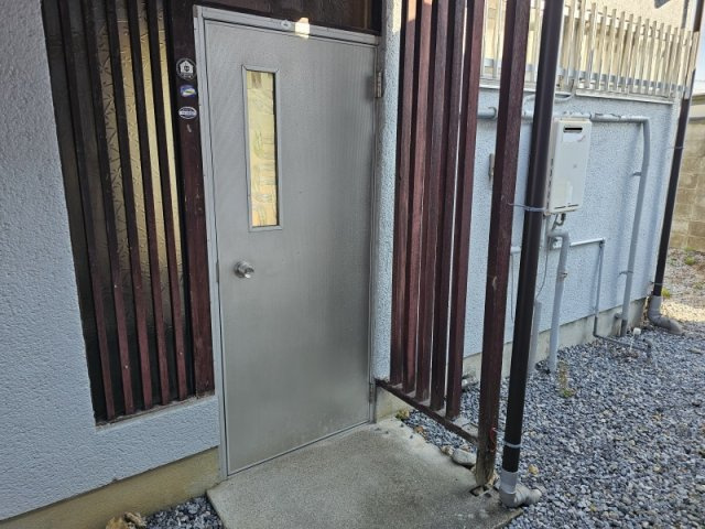 彦根市稲部町の一戸建てのエントランス