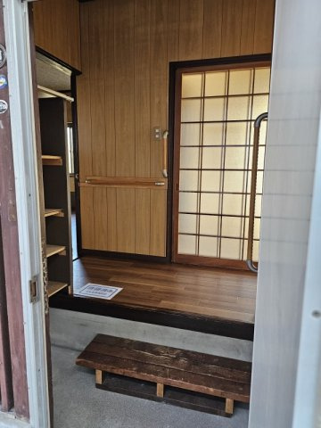彦根市稲部町の一戸建ての玄関|玄関を開けてもお部屋の中が見えないようになっています！