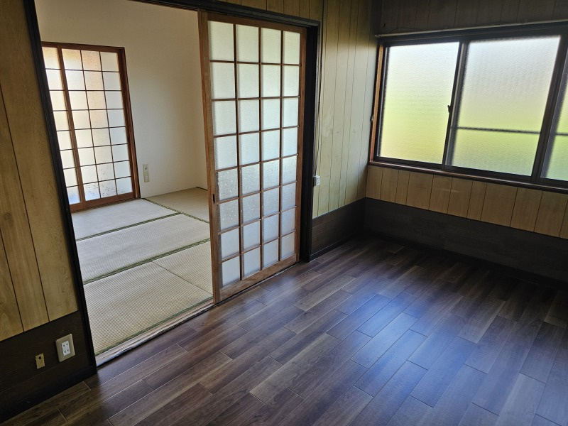 彦根市稲部町の一戸建ての居間・リビング|窓の大きいダイニングキッチンです
