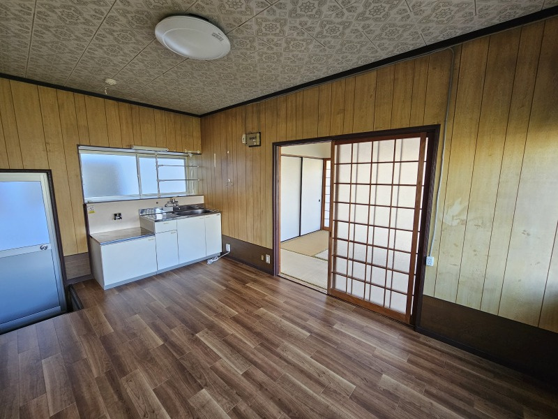 彦根市稲部町の一戸建ての居間・リビング|窓の多いお家です