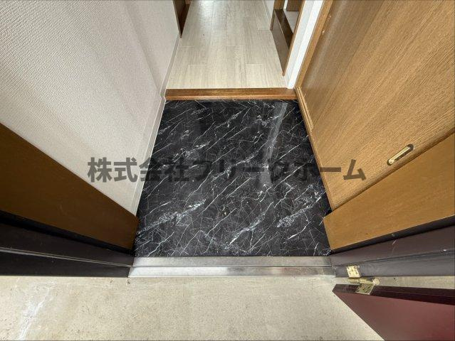 三鷹市深大寺２丁目の賃貸マンションの玄関