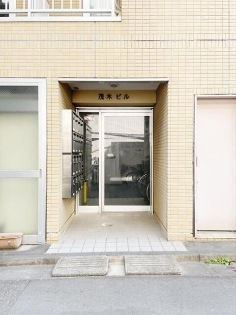 茂木ビルのエントランス