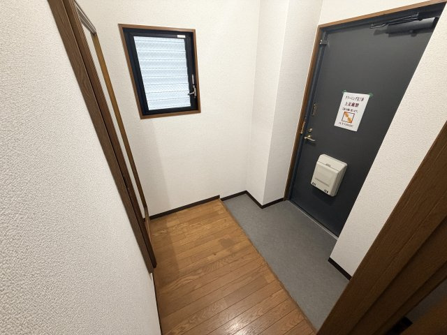 高井田西ハイツの玄関