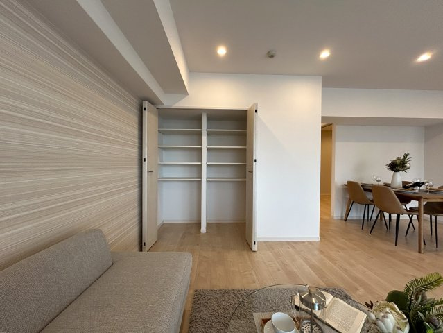 納戸はもう部屋として造られ、事実上の３部屋として使える。ペットも飼える１０階は、普通の間取りとはちょっと違う、それが楽しけりな、『マイキャッスル新横浜ロイヤルステージ』リノベーションの居間・リビング|おしゃれな居間です