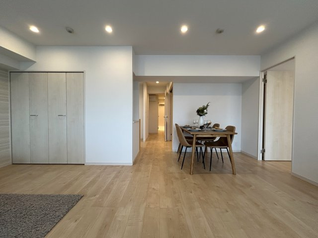 納戸はもう部屋として造られ、事実上の３部屋として使える。ペットも飼える１０階は、普通の間取りとはちょっと違う、それが楽しけりな、『マイキャッスル新横浜ロイヤルステージ』リノベーションの居間・リビング|おしゃれなリビングです