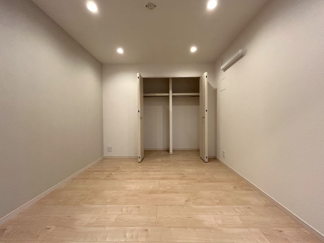 納戸はもう部屋として造られ、事実上の３部屋として使える。ペットも飼える１０階は、普通の間取りとはちょっと違う、それが楽しけりな、『マイキャッスル新横浜ロイヤルステージ』リノベーションの洋室|使い勝手のいい洋室です