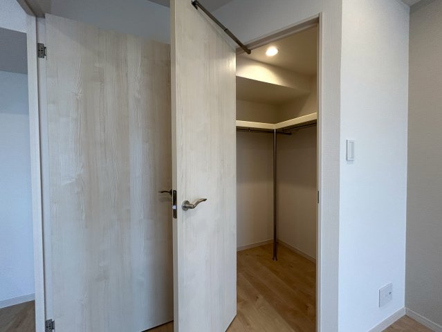 納戸はもう部屋として造られ、事実上の３部屋として使える。ペットも飼える１０階は、普通の間取りとはちょっと違う、それが楽しけりな、『マイキャッスル新横浜ロイヤルステージ』リノベーションの収納|こまごまとしたものを収納できそうですね
