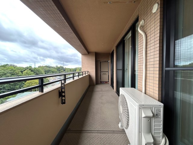 納戸はもう部屋として造られ、事実上の３部屋として使える。ペットも飼える１０階は、普通の間取りとはちょっと違う、それが楽しけりな、『マイキャッスル新横浜ロイヤルステージ』リノベーションのバルコニー|暖かな日差しのふりそそぐバルコニー