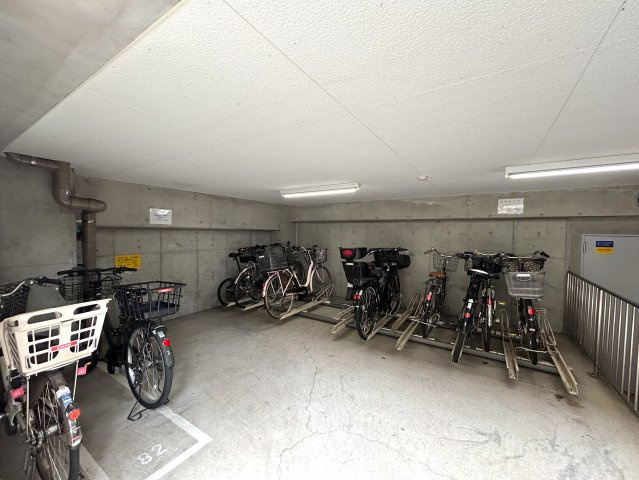 納戸はもう部屋として造られ、事実上の３部屋として使える。ペットも飼える１０階は、普通の間取りとはちょっと違う、それが楽しけりな、『マイキャッスル新横浜ロイヤルステージ』リノベーションの駐車場