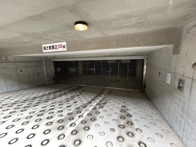 納戸はもう部屋として造られ、事実上の３部屋として使える。ペットも飼える１０階は、普通の間取りとはちょっと違う、それが楽しけりな、『マイキャッスル新横浜ロイヤルステージ』リノベーションの駐車場|カースペースがあります