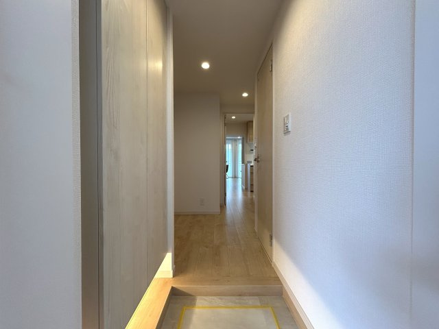 納戸はもう部屋として造られ、事実上の３部屋として使える。ペットも飼える１０階は、普通の間取りとはちょっと違う、それが楽しけりな、『マイキャッスル新横浜ロイヤルステージ』リノベーションの玄関|玄関です