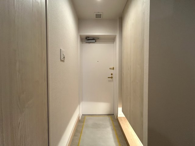 納戸はもう部屋として造られ、事実上の３部屋として使える。ペットも飼える１０階は、普通の間取りとはちょっと違う、それが楽しけりな、『マイキャッスル新横浜ロイヤルステージ』リノベーションの玄関|明るい玄関です