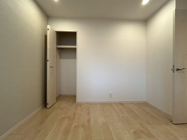 納戸はもう部屋として造られ、事実上の３部屋として使える。ペットも飼える１０階は、普通の間取りとはちょっと違う、それが楽しけりな、『マイキャッスル新横浜ロイヤルステージ』リノベーションの収納|納戸扱いです