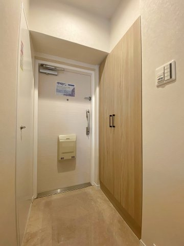 グリーンコーポ川口の玄関|住まいの顔である玄関は、清潔感のある上品な空間に仕上がっています。姿見や収納を置くスペースもあり、身支度を整えて気持ちよく外出できます。訪れるお客様を気持ちよく迎え入れられる洗練された印象です。