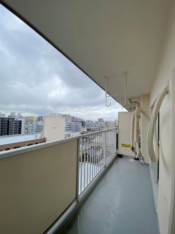 グリーンコーポ川口のバルコニー|最上階につき日当たり・通風ともに抜群のバルコニー面積7.28㎡！心地よい空を感じながら洗濯物を気持ちよく干すことができます。青空を仰ぎながらちょっとしたリフレッシュ時間を過ごせる開放的な空間です。