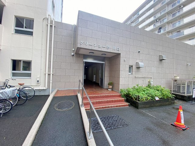 グリーンコーポ川口|重厚感と気品があふれるアプローチが住まう方や訪れる方を温かく迎え入れます。管理体制の良さが伺える綺麗な佇まいは物件の価値を高め、毎日気持ちよく帰宅できる安心感と快適さを提供してくれます。